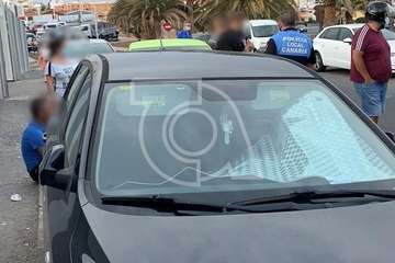 Vuelco de un turismo en la entrada a Las Huesas desde la GC-1/TA.